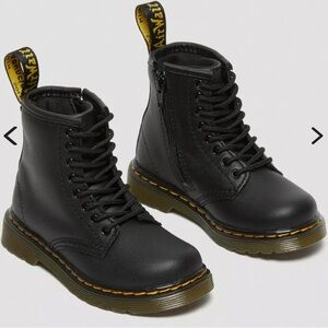 Doc Martens Junior’s 1460 Black Leather Boots size 4/5. Like New